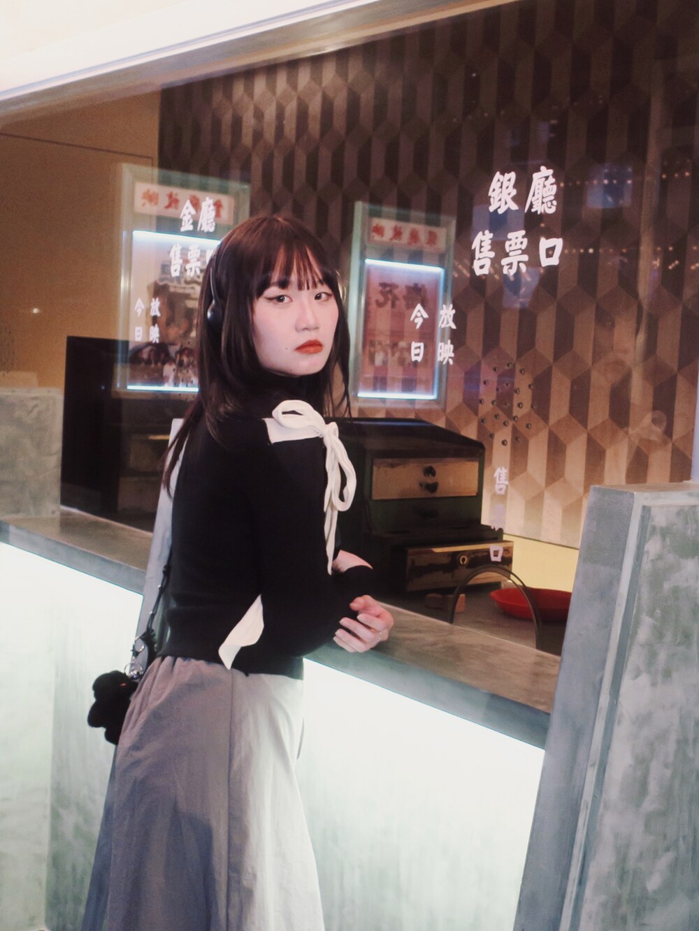 グレー系のスカート、ブラック系のトップスを着用したレディースの冬コーディネートの2枚目の写真