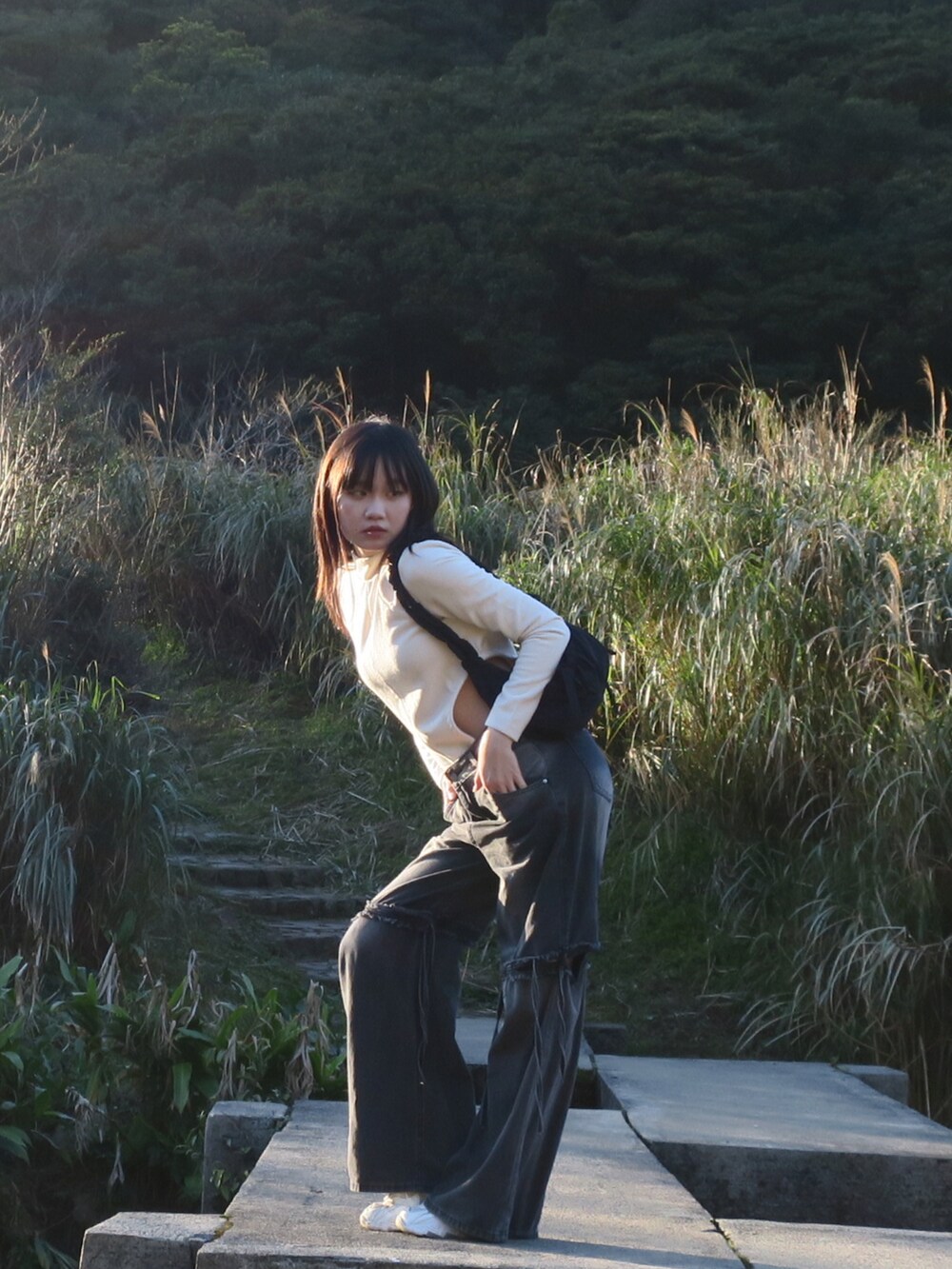 ホワイト系のトップスを着用したレディースの冬コーディネートの2枚目の写真