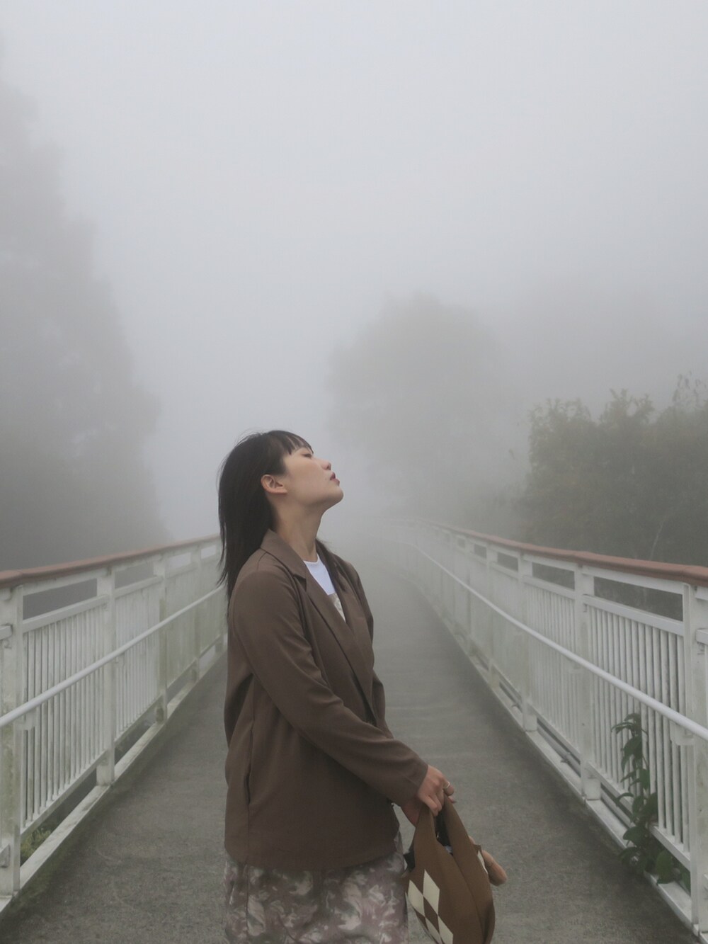 ブラウン系のジャケット/アウターを着用したレディースの秋コーディネートの2枚目の写真