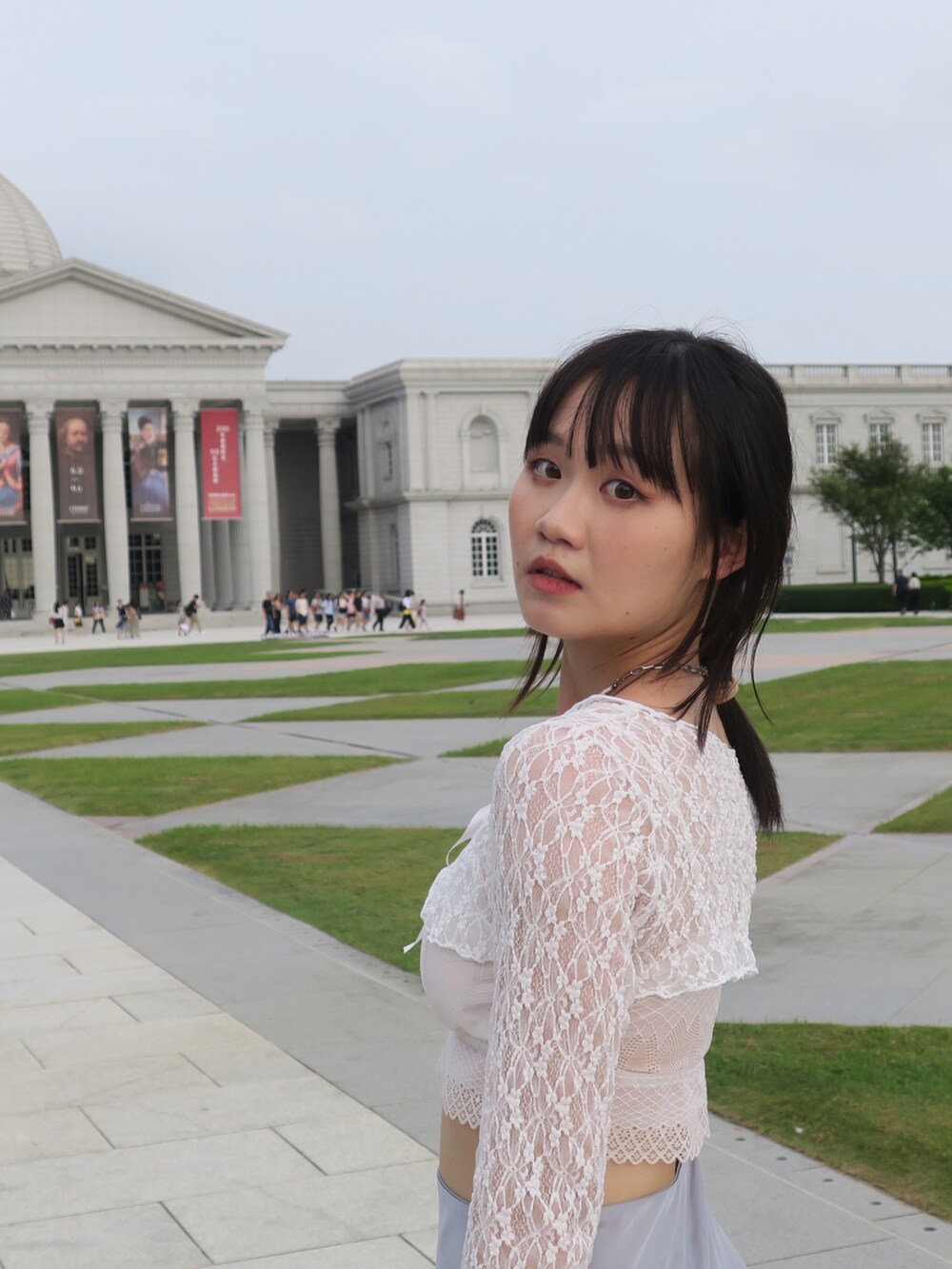 ブルー系のスカートを着用したレディースの秋コーディネートの3枚目の写真