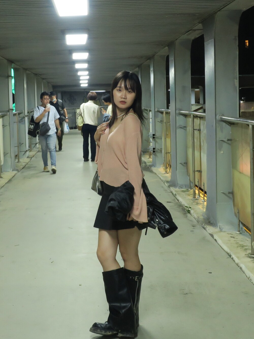 シルバー系のバッグを着用したレディースの秋コーディネートの4枚目の写真