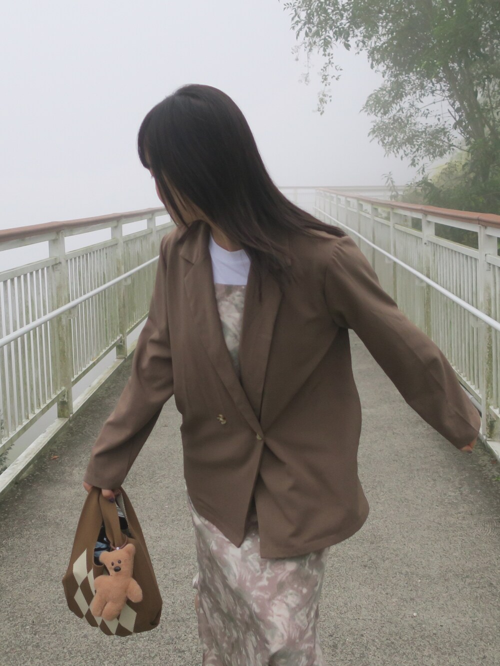 ブラウン系のジャケット/アウターを着用したレディースの秋コーディネートの4枚目の写真