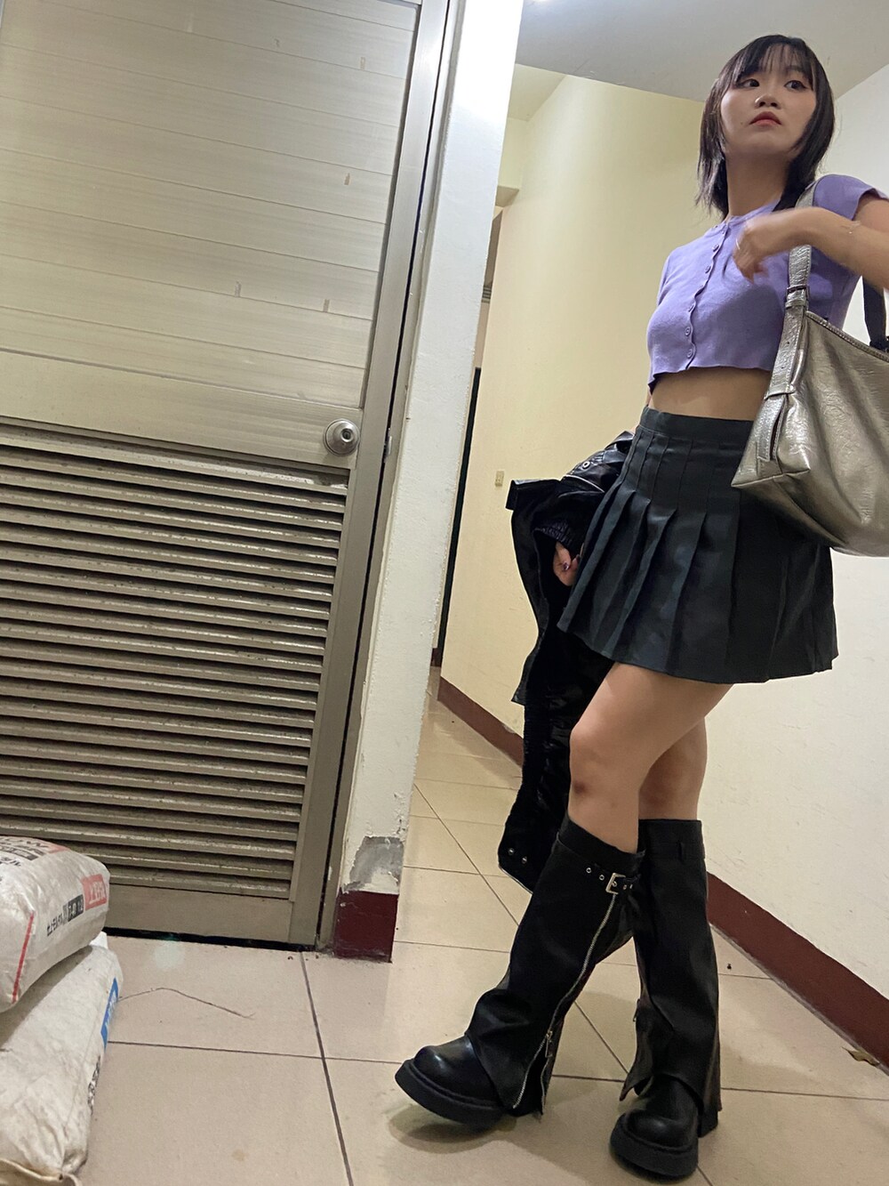 シルバー系のバッグを着用したレディースの秋コーディネートの4枚目の写真