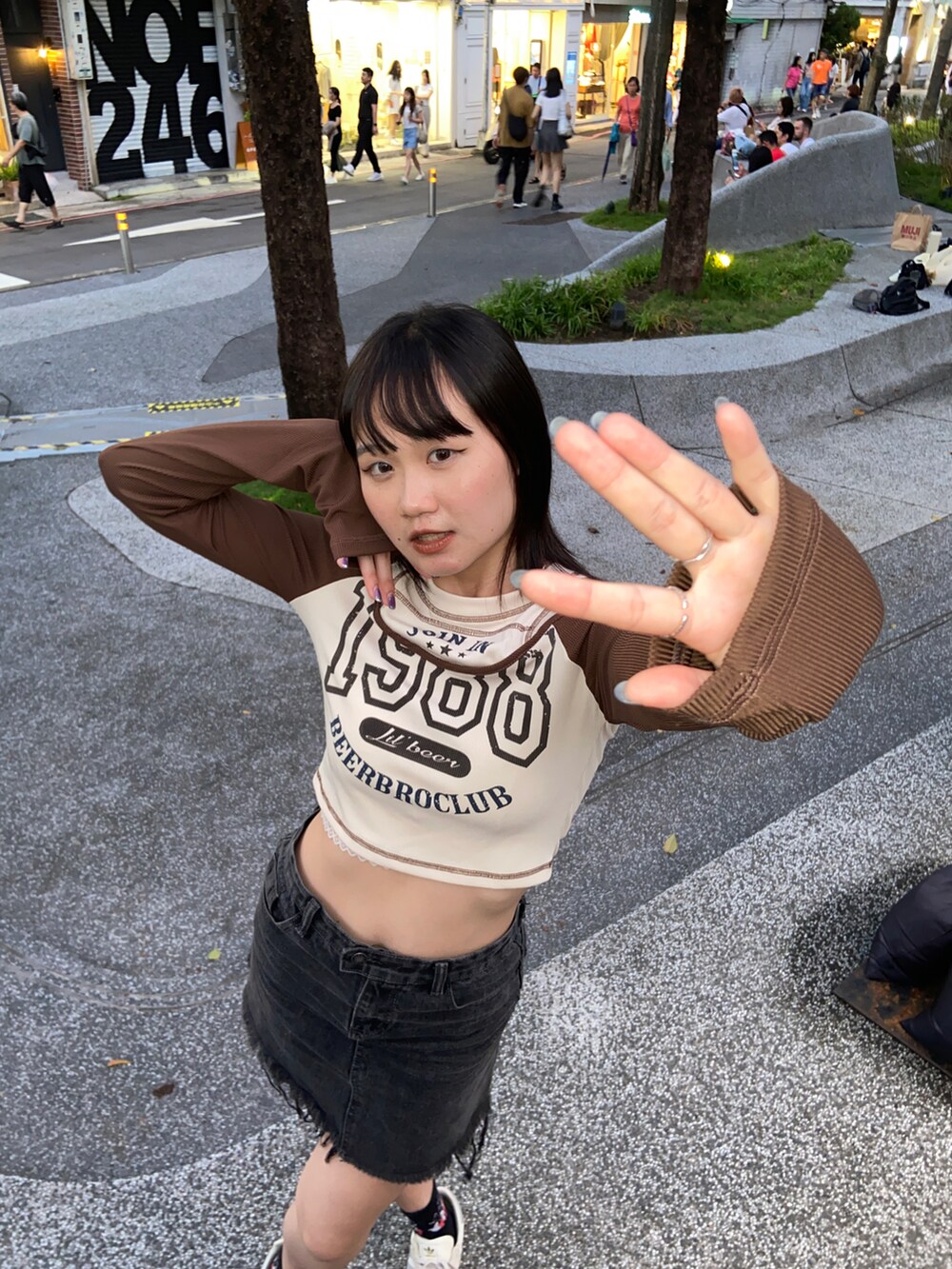 ブラウン系のトップスを着用したレディースの秋コーディネートの3枚目の写真