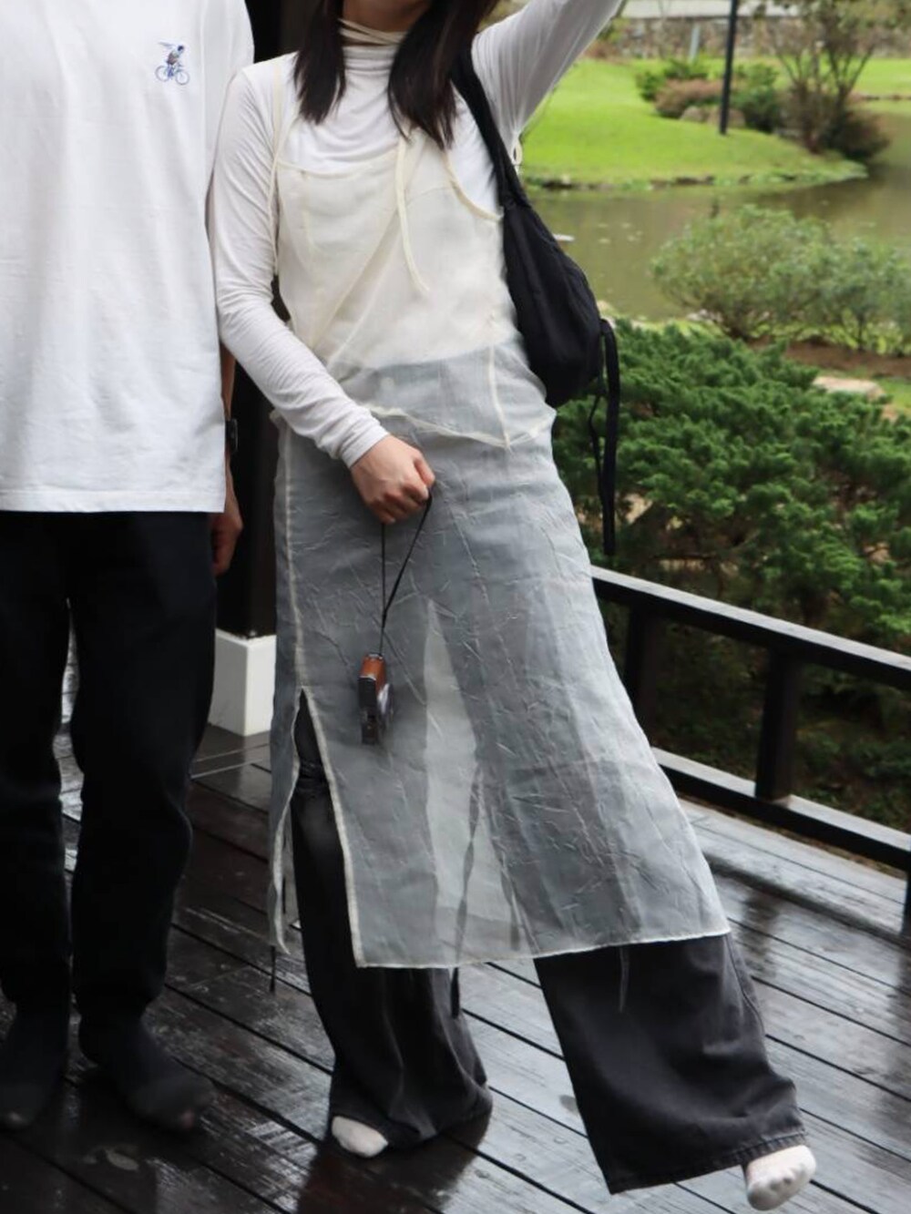 ブラック系のバッグを着用したレディースの冬コーディネートの4枚目の写真