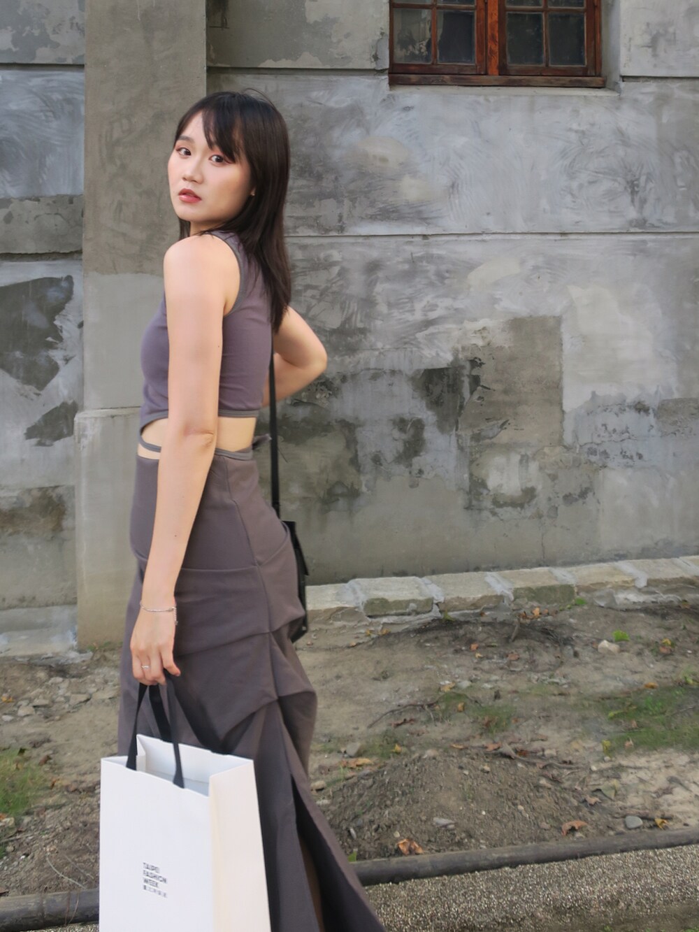 ブラック系のジャケット/アウターを着用したレディースの秋コーディネートの3枚目の写真