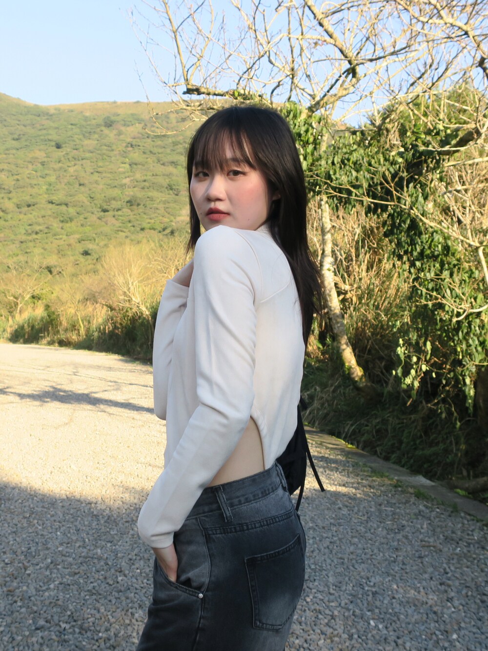 ホワイト系のトップスを着用したレディースの冬コーディネートの4枚目の写真