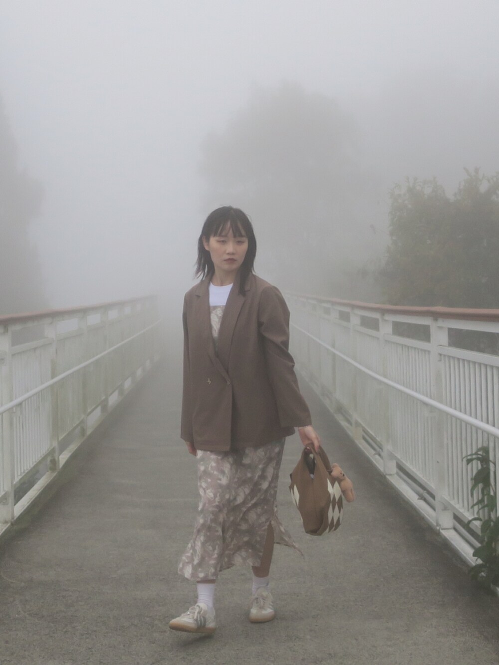 ブラウン系のジャケット/アウターを着用したレディースの秋コーディネートの3枚目の写真