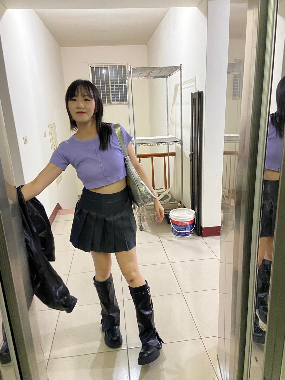 シルバー系のバッグを着用したレディースの秋コーディネートの2枚目の写真