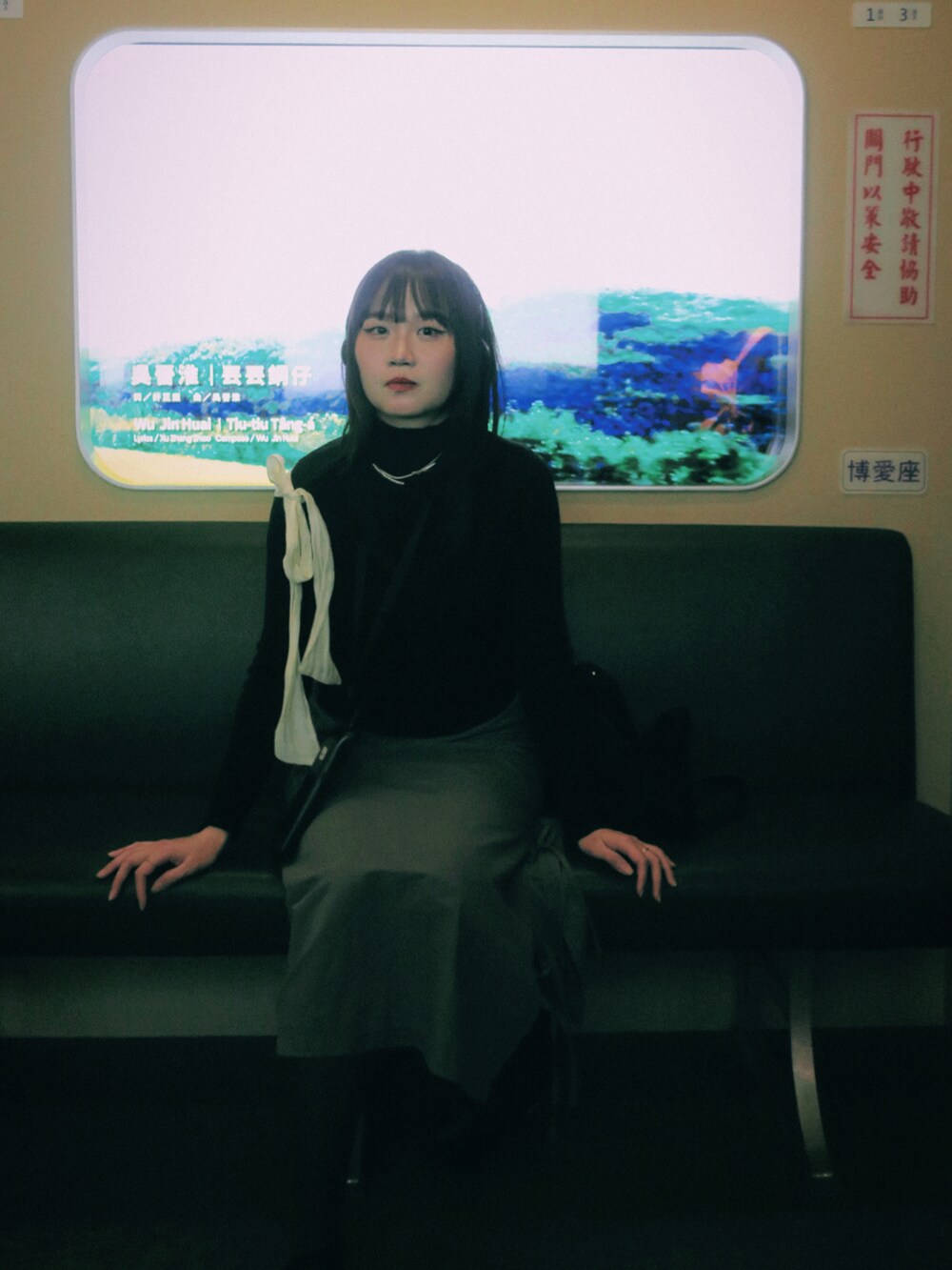 グレー系のスカート、ブラック系のトップスを着用したレディースの冬コーディネートの3枚目の写真