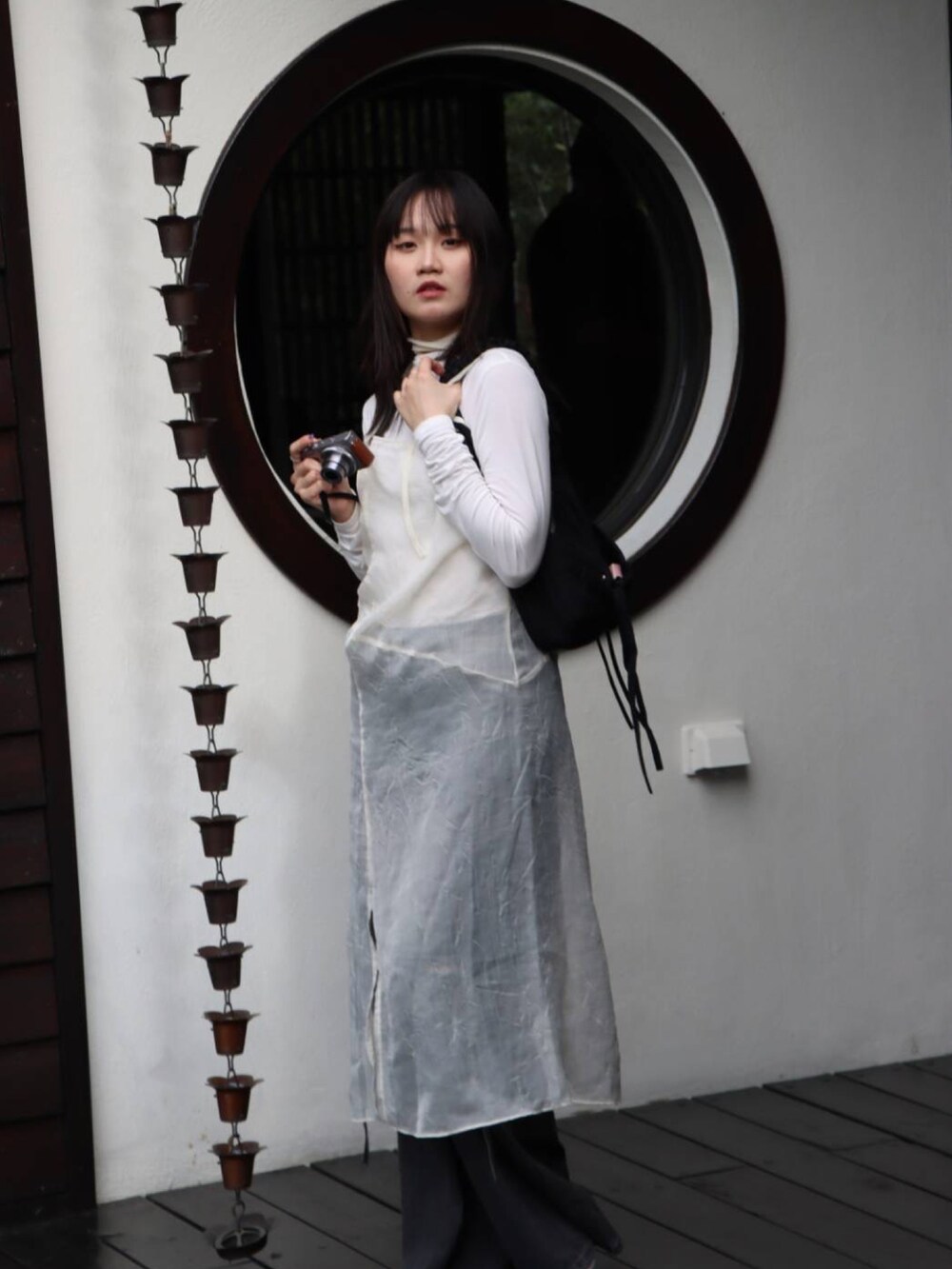 ブラック系のバッグを着用したレディースの冬コーディネートの2枚目の写真