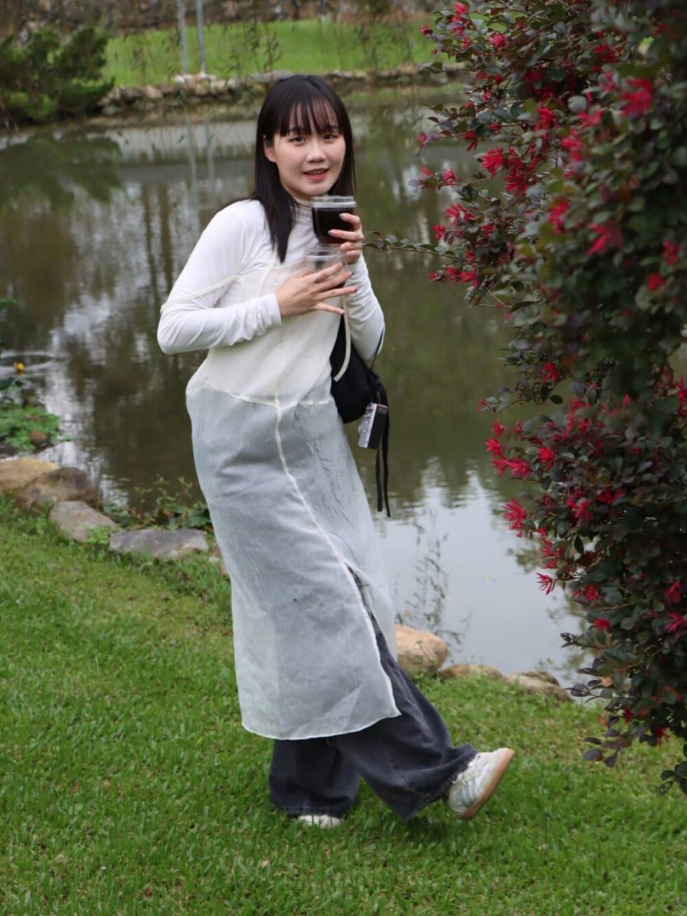 ブラック系のバッグを着用したレディースの冬コーディネートの3枚目の写真