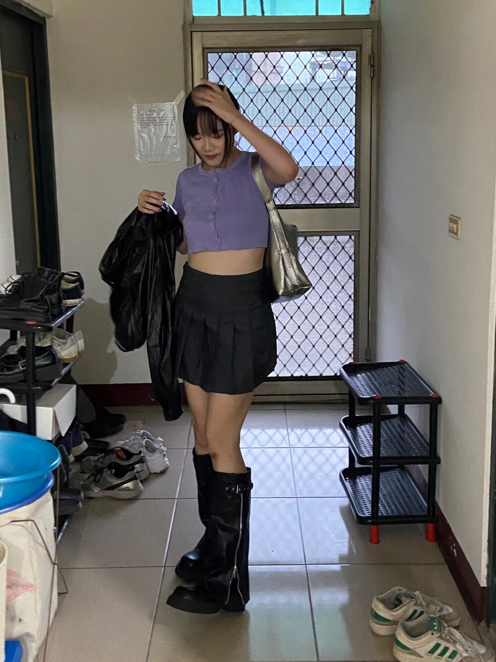 シルバー系のバッグを着用したレディースの秋コーディネートの3枚目の写真