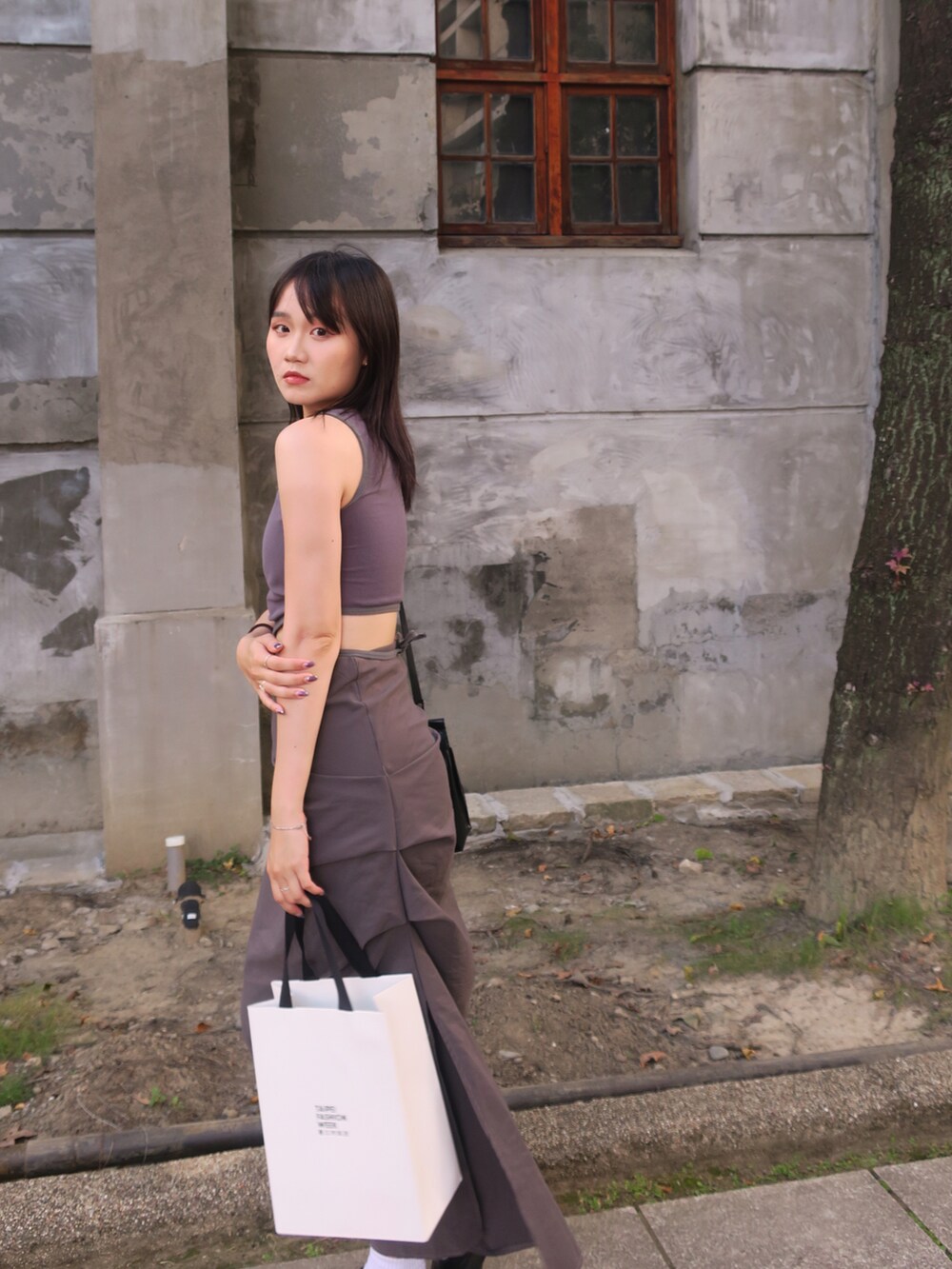 ブラック系のジャケット/アウターを着用したレディースの秋コーディネートの2枚目の写真