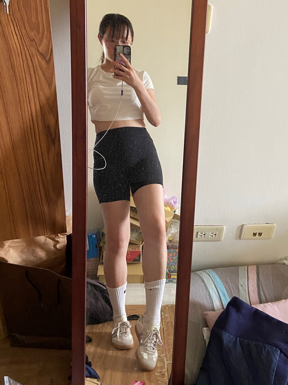 ホワイト系のシューズ、ブラック系のパンツ、ホワイト系のシャツ/ブラウスを着用したレディースの秋コーディネートの2枚目の写真