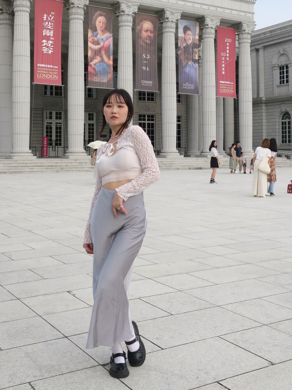 ブルー系のスカートを着用したレディースの秋コーディネートの2枚目の写真