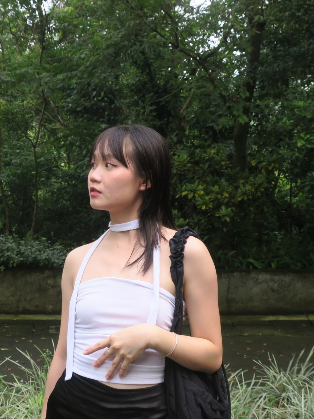 ブラック系のバッグを着用したレディースの秋コーディネートの3枚目の写真