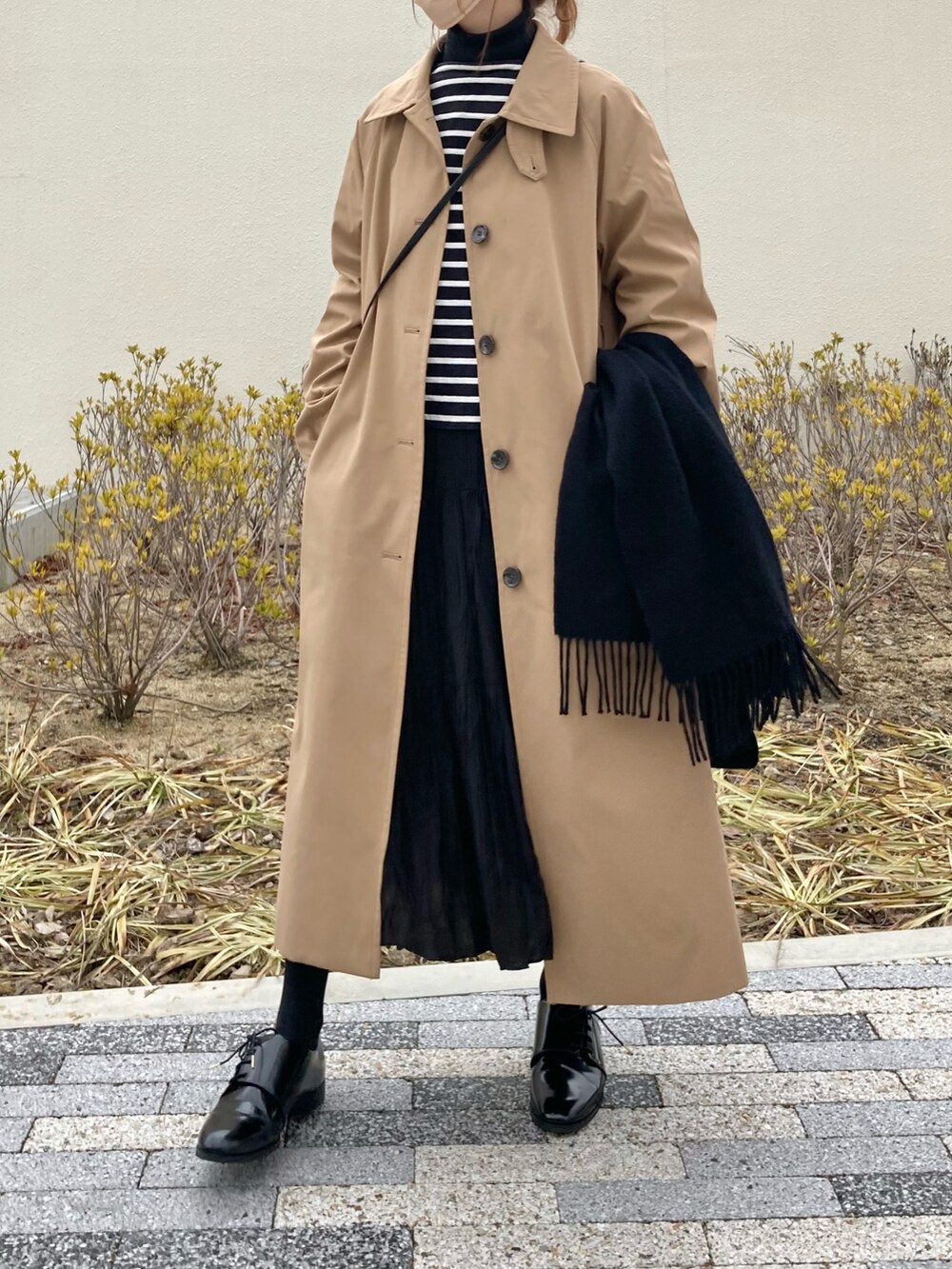 ベージュ系のジャケット/アウター、ブラック系のTシャツ/カットソー、ブラック系のドレスシューズを着用したレディースの春コーディネートの3枚目の写真