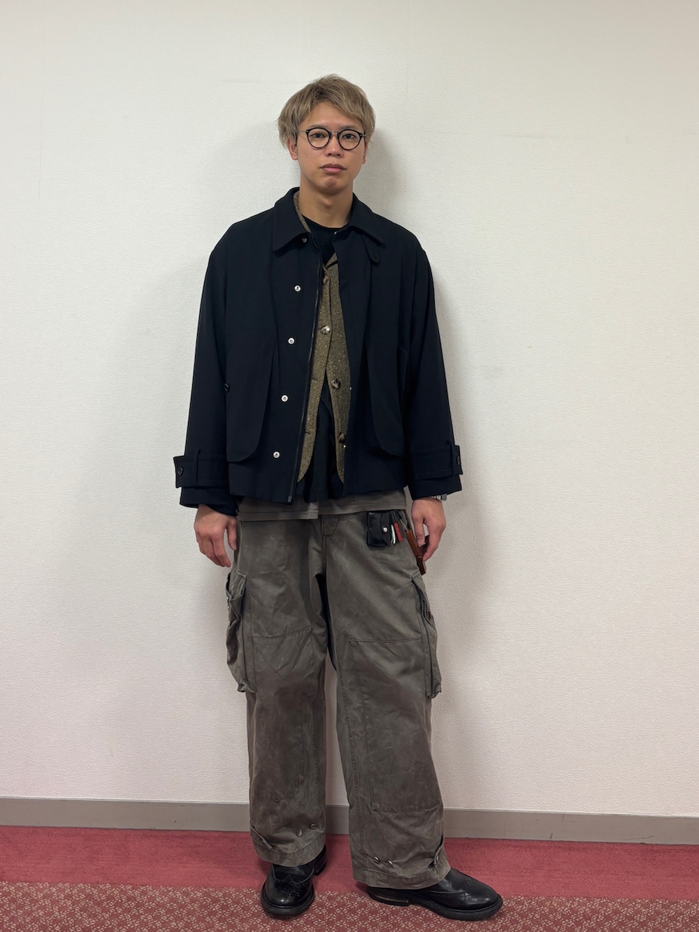 ブラック系のブルゾン、ブラック系のブーツ、その他のメガネを着用したメンズの冬コーディネートの2枚目の写真