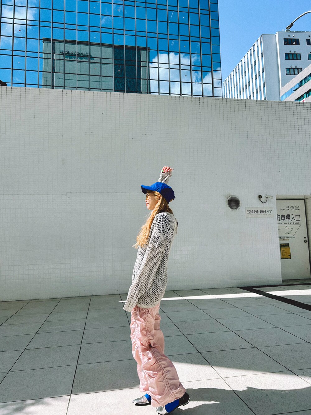 グレー系のニット/セーターを着用したレディースの春コーディネートの4枚目の写真