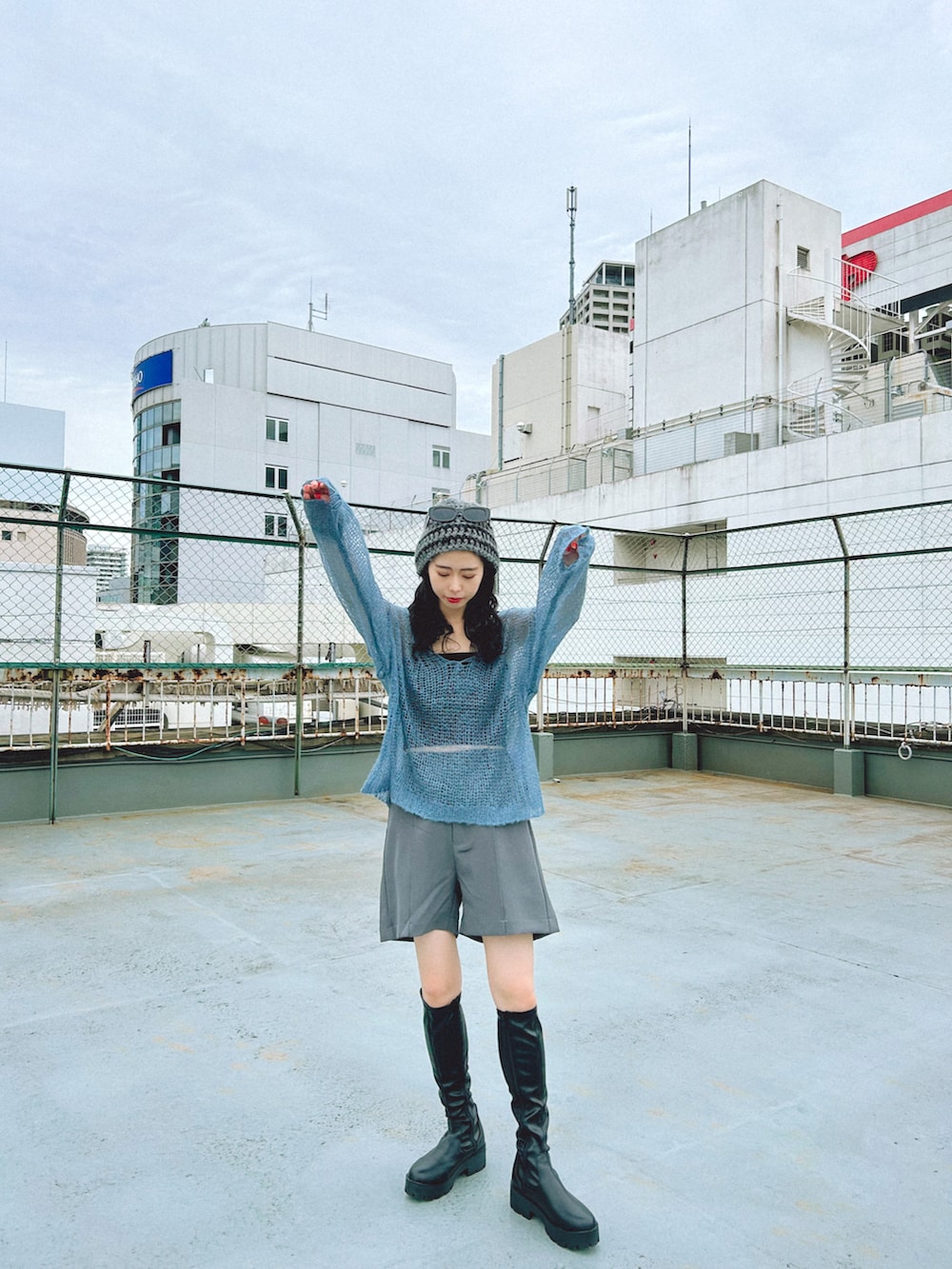 ブルー系のニット/セーターを着用したレディースの秋コーディネートの2枚目の写真