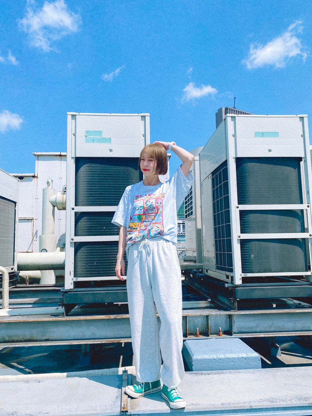 ベージュ系のスウェットパンツを着用したレディースの夏コーディネートの2枚目の写真