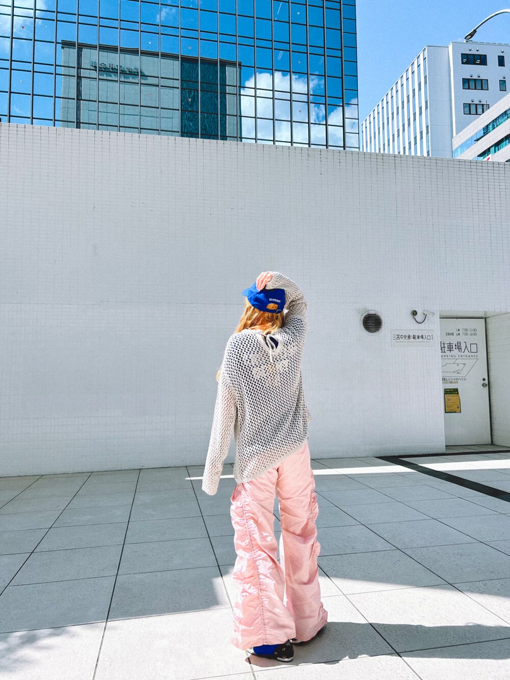 グレー系のニット/セーターを着用したレディースの春コーディネートの2枚目の写真