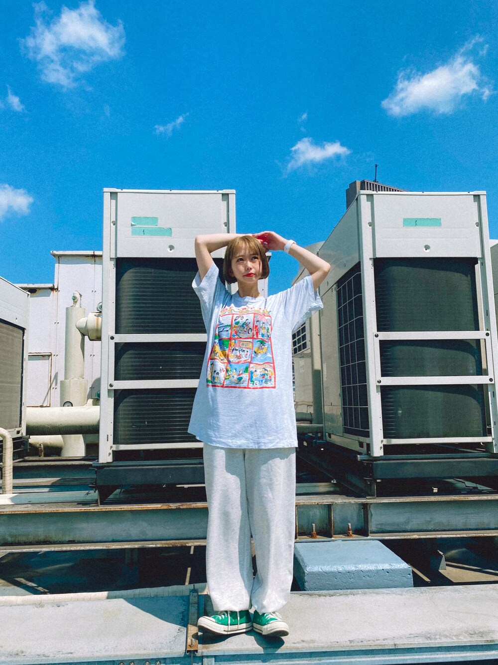 ベージュ系のスウェットパンツを着用したレディースの夏コーディネートの3枚目の写真