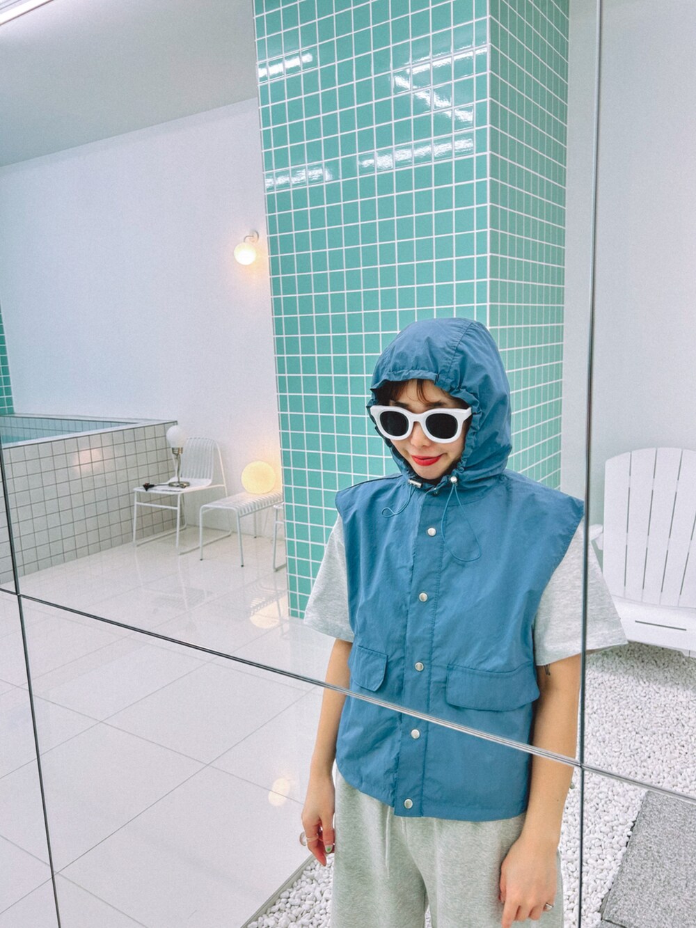 ブルー系のベストを着用したレディースの冬コーディネートの3枚目の写真