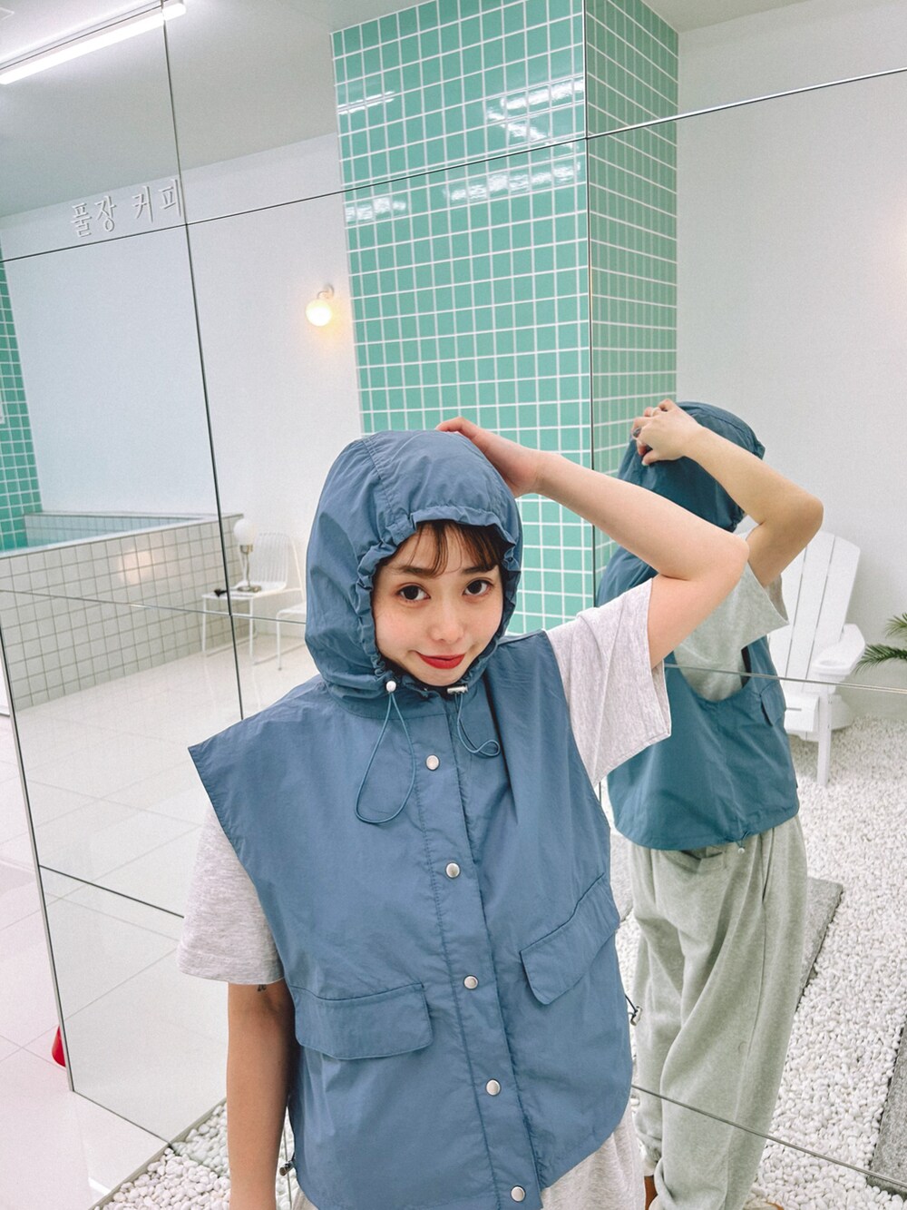 ブルー系のベストを着用したレディースの冬コーディネートの2枚目の写真