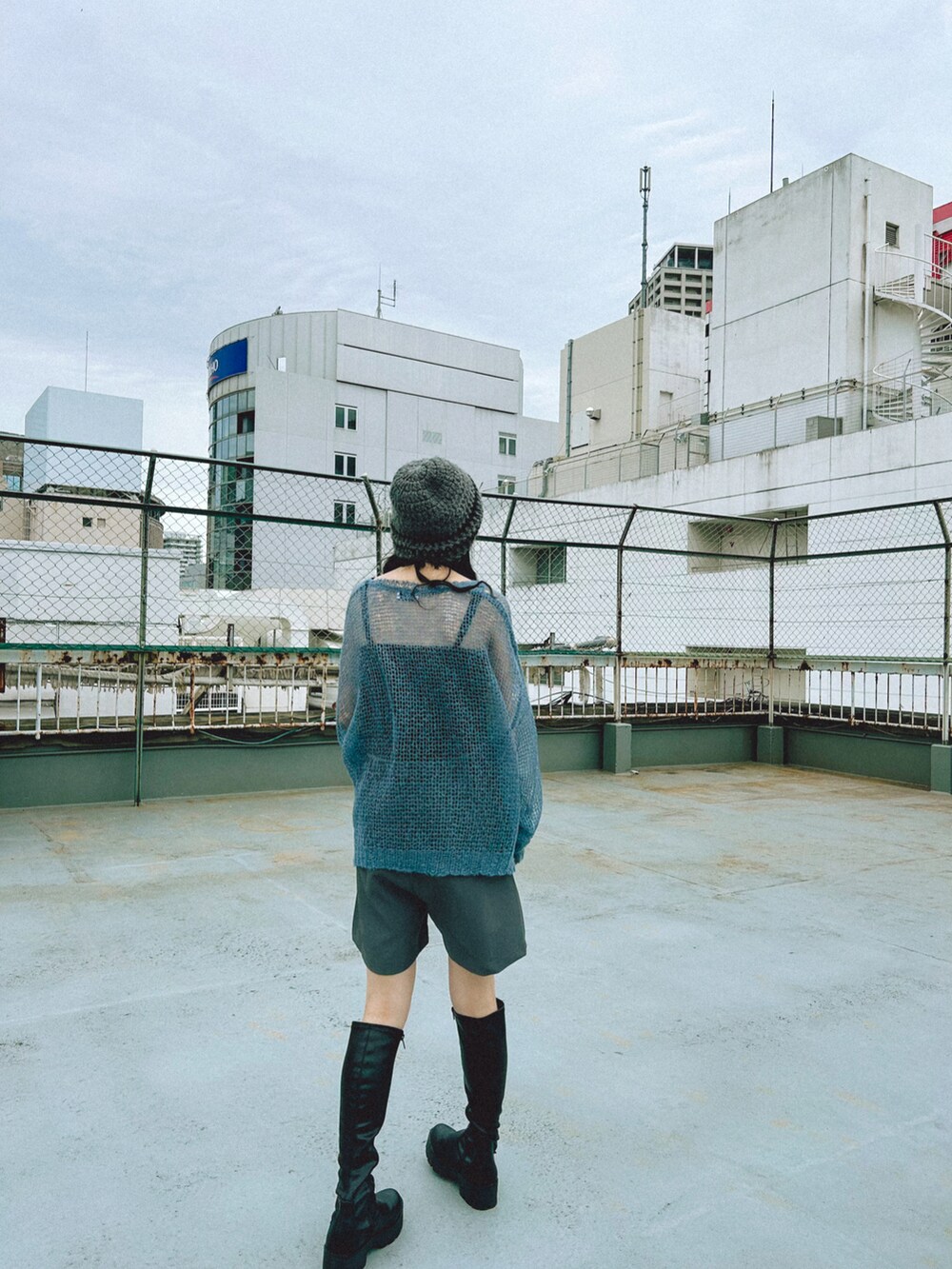 ブルー系のニット/セーターを着用したレディースの秋コーディネートの3枚目の写真