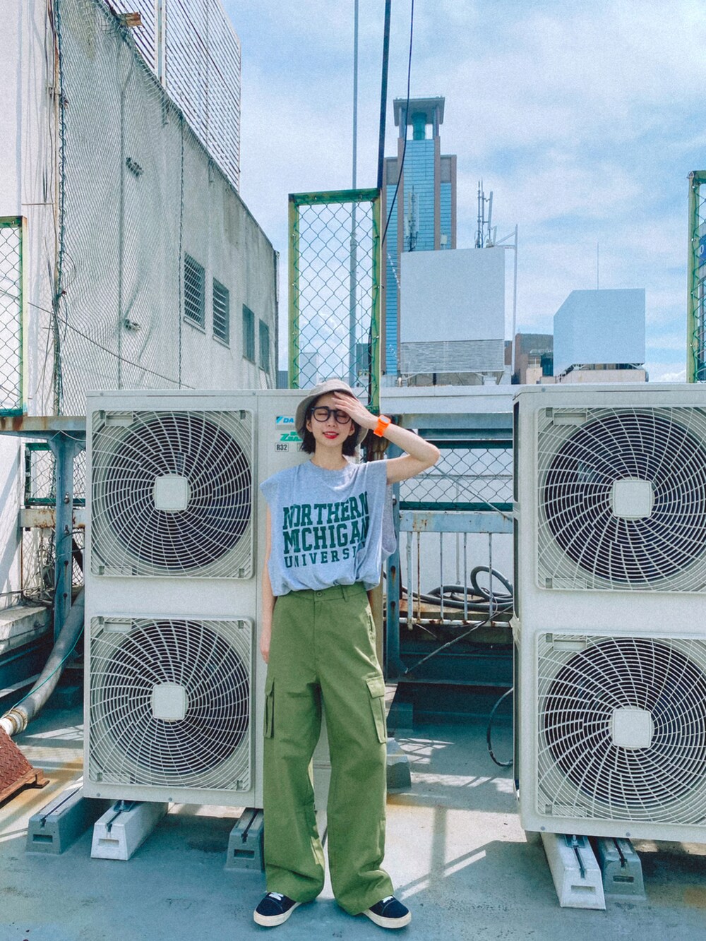 グリーン系のカーゴパンツを着用したレディースの夏コーディネートの2枚目の写真