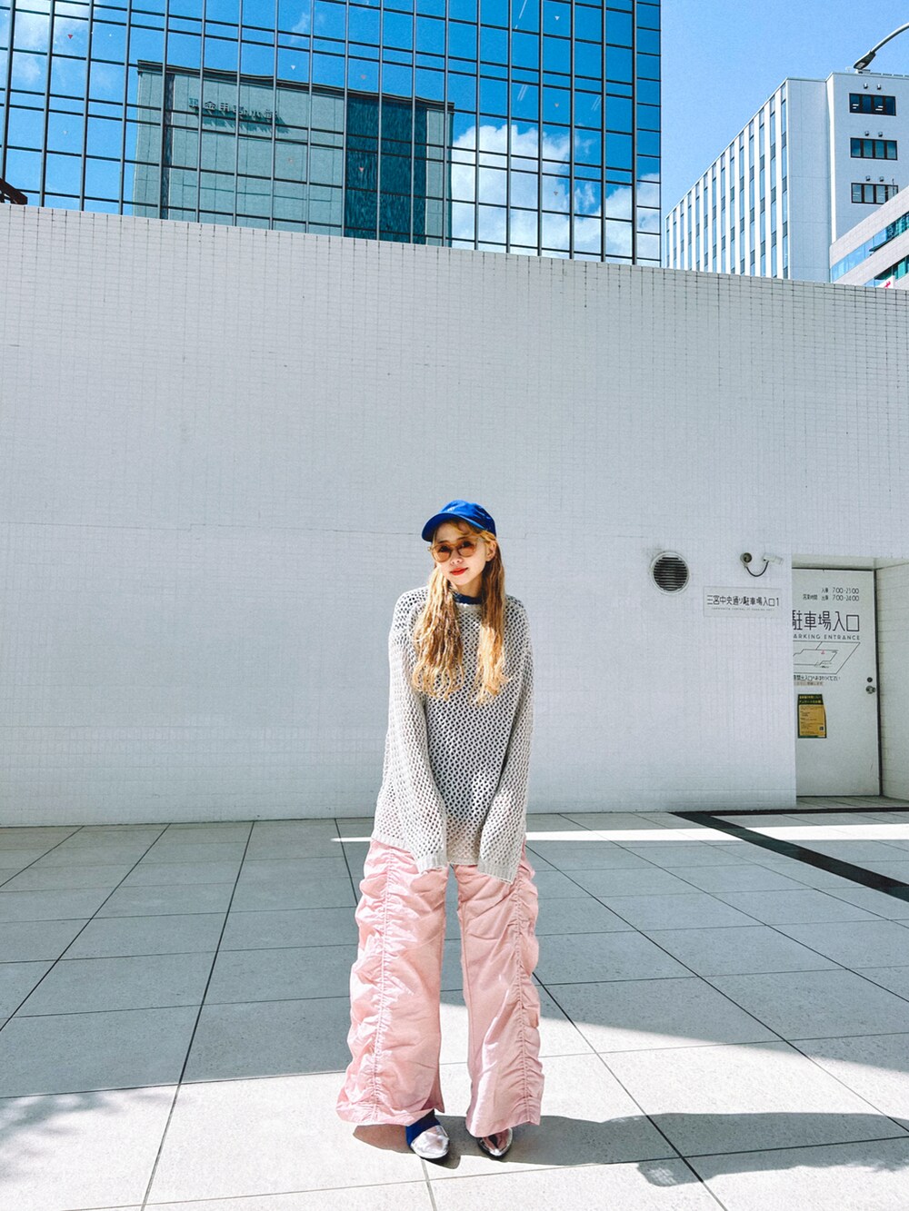 グレー系のニット/セーターを着用したレディースの春コーディネートの3枚目の写真