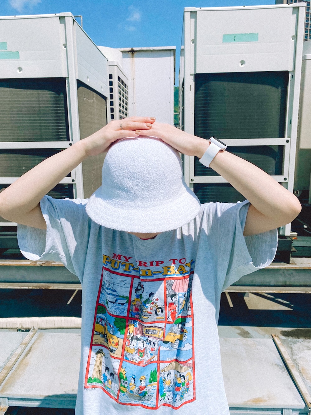 ホワイト系のハットを着用したレディースの夏コーディネートの2枚目の写真