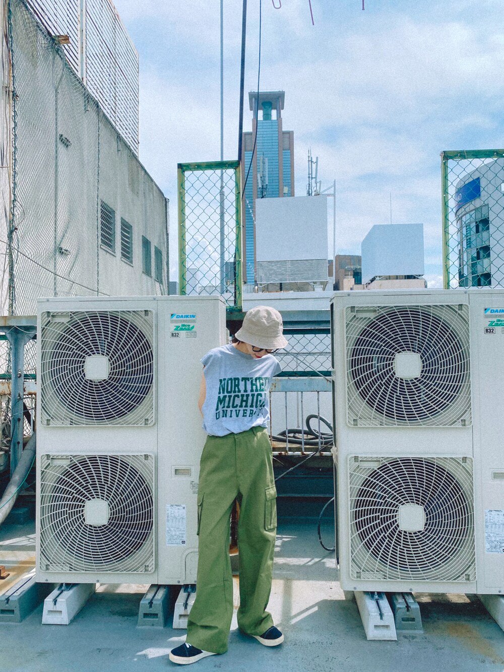 グリーン系のカーゴパンツを着用したレディースの夏コーディネートの4枚目の写真