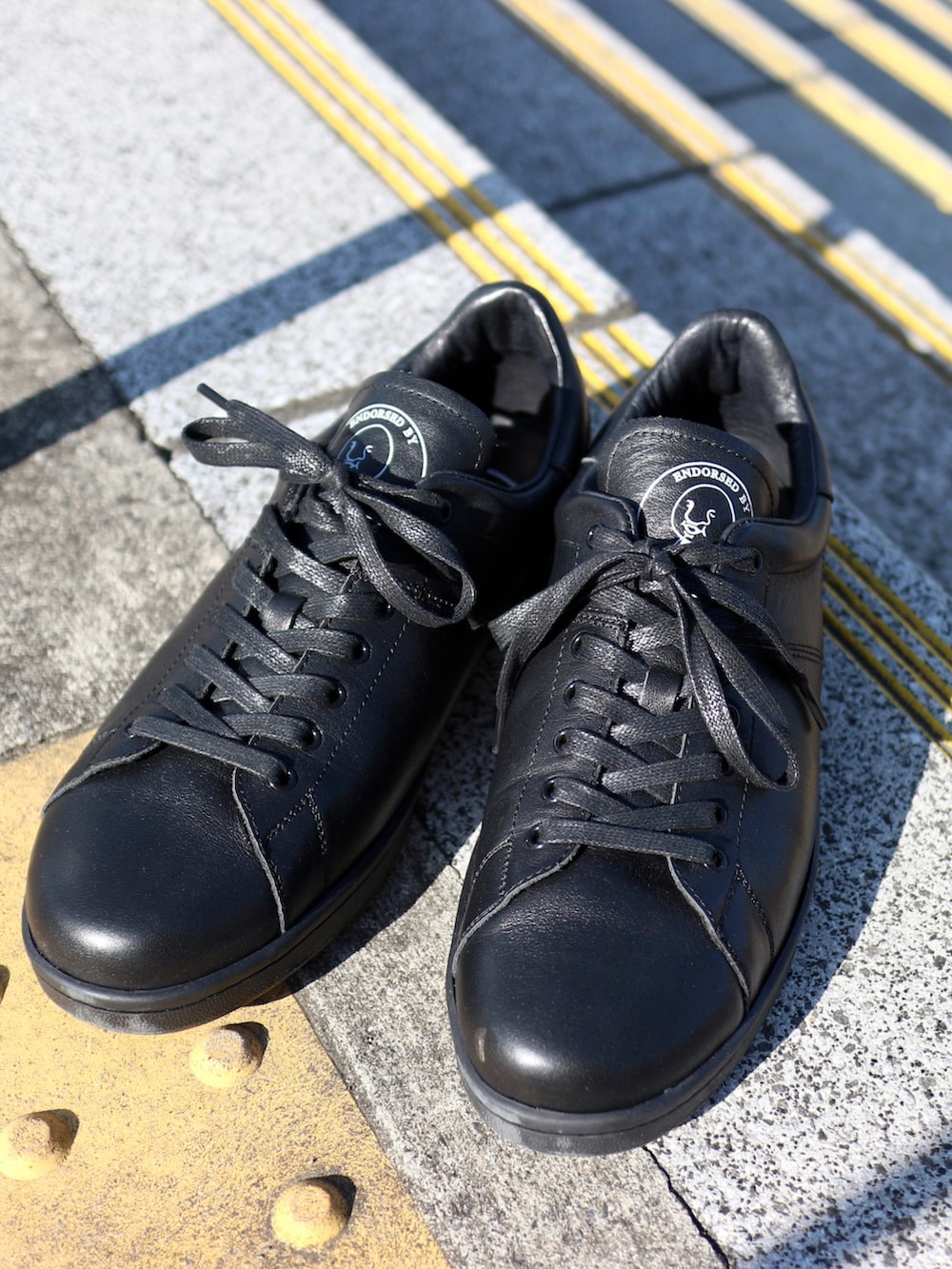 ブラック系のスニーカー、ベージュ系のその他アウター、ブラック系のスウェットを着用したメンズの冬コーディネートの5枚目の写真