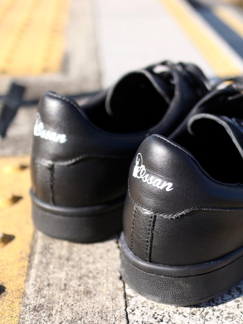 ブラック系のスニーカー、ベージュ系のその他アウター、ブラック系のスウェットを着用したメンズの冬コーディネートの2枚目の写真