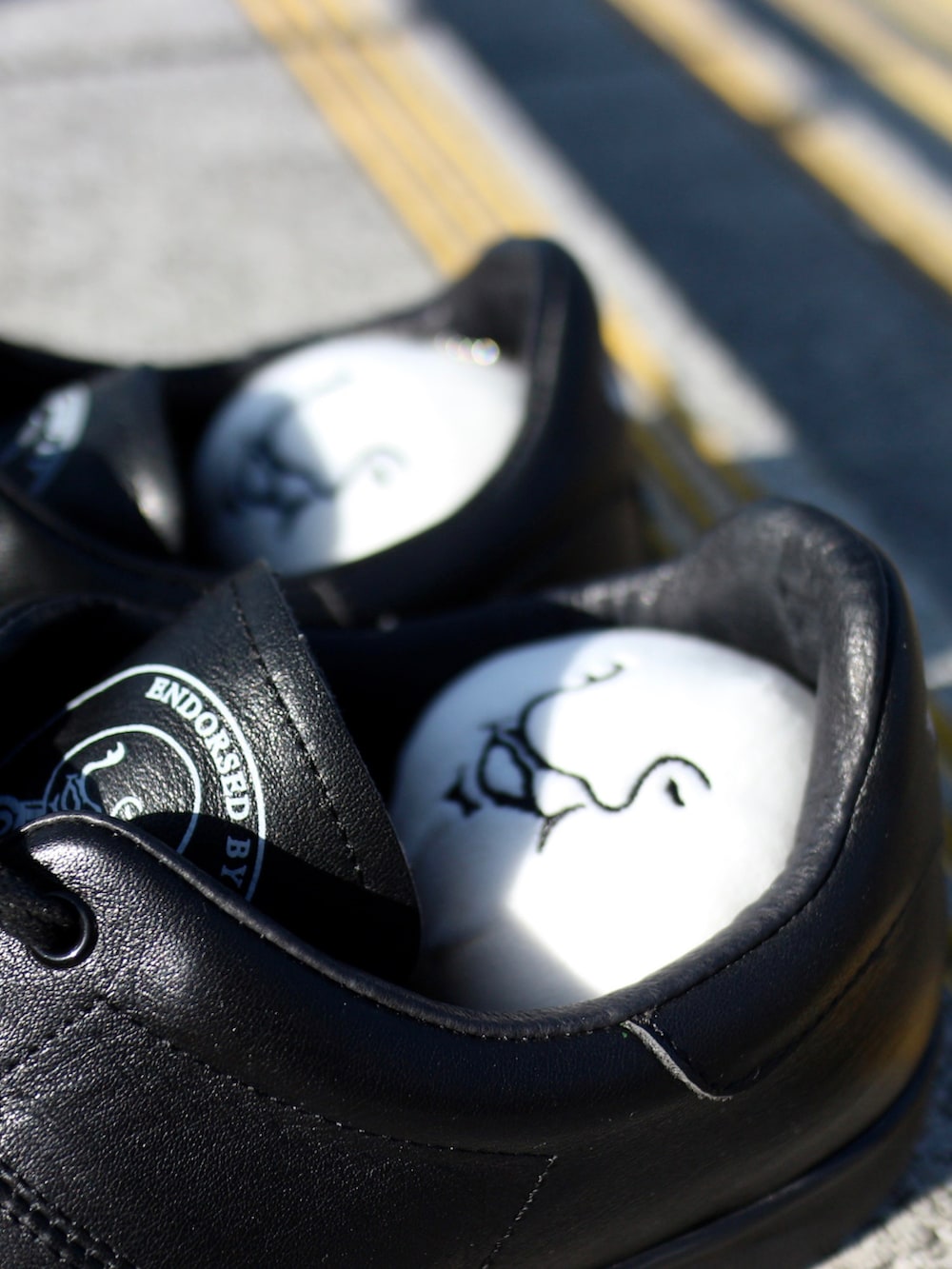 ブラック系のスニーカー、ベージュ系のその他アウター、ブラック系のスウェットを着用したメンズの冬コーディネートの4枚目の写真