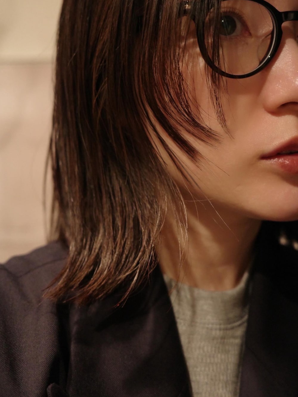 グレー系のワンピース、ブルー系のジャケット/アウターを着用したレディースの春コーディネートの2枚目の写真