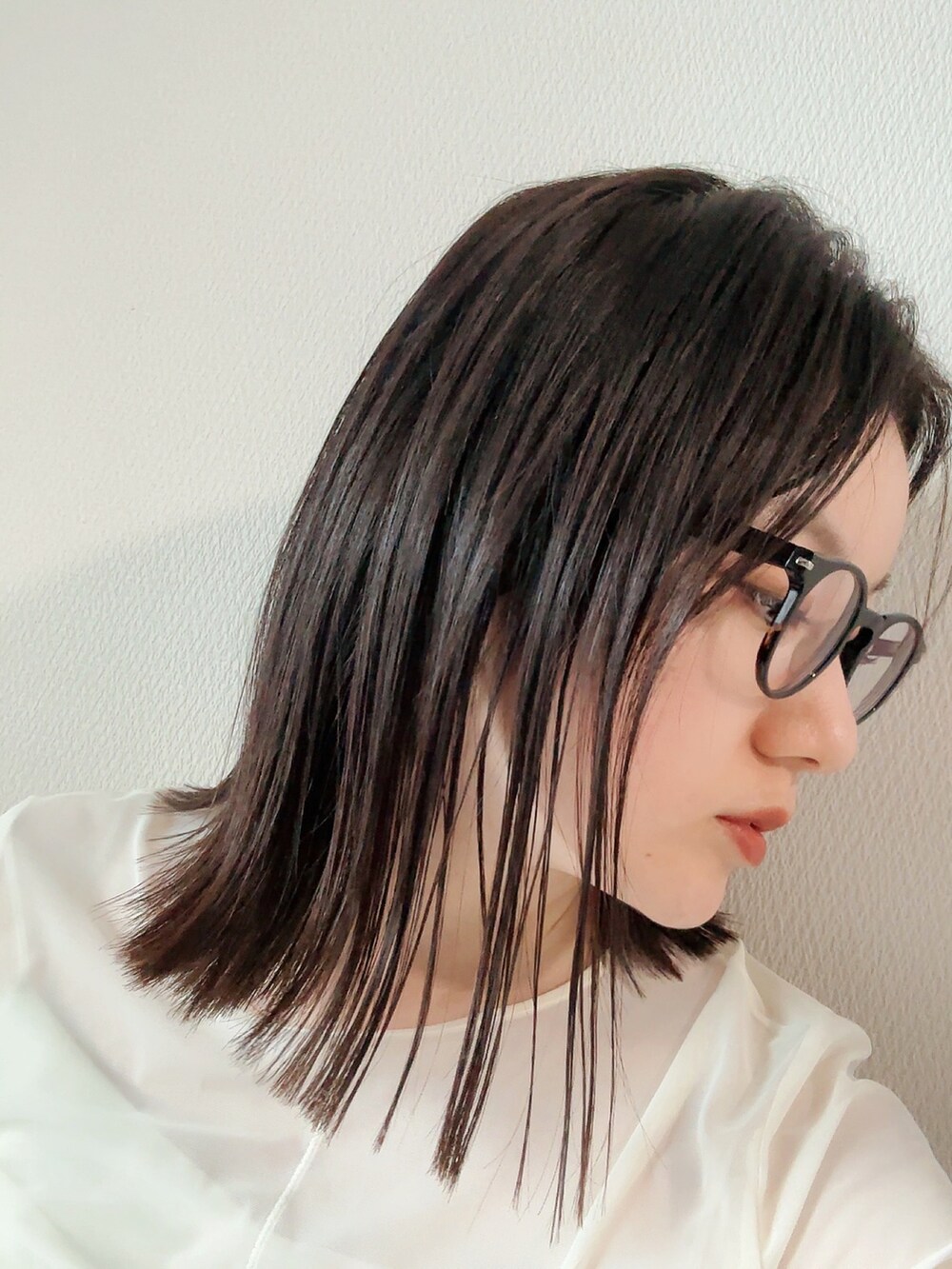 ブルー系のトップスを着用したレディースの秋コーディネートの2枚目の写真