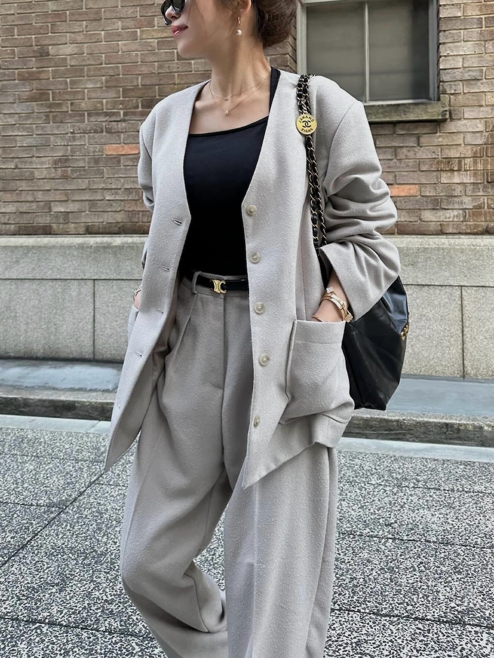 「春のNewスタイル、春、楽チンコーデ、シンプルスタイル、プチプラコーデ、パンツコーデ、大人ファッション、スポーツミックス、madder vintage、SET UP、スニーカー、メンズファッション、オーバーサイズ、スラックス、セットアップ」｜「Madder vintageのアイテム（セットアップ、グレー系）」を使った、Akaneさん（レディース・163cm）の春コーディネートの5枚目の写真