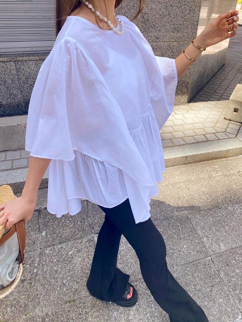 「シンプル、春夏コーデ、カジュアルコーデ、夏コーデ、大人コーデ、骨格ウェーブ、madder vintage、かごバッグ、リブパンツ、LOEWE、むぎわら帽子、オトナカジュアル、きれいめカジュアル、厚底サンダル、モノトーン」｜「Madder vintageのアイテム（シャツ/ブラウス、ホワイト系）」を使った、Akaneさん（レディース・163cm）の春コーディネートの4枚目の写真