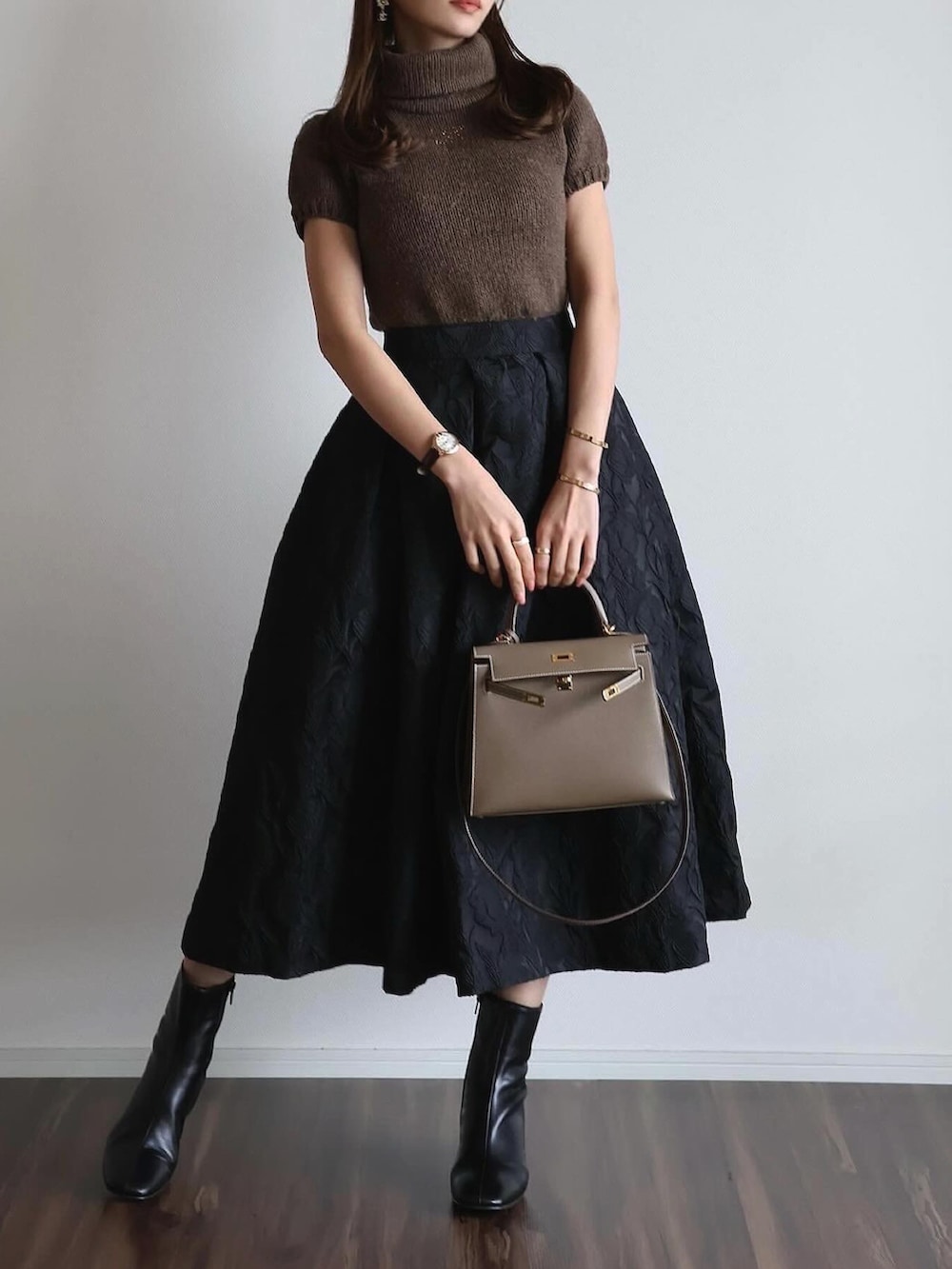 ブラック系のスカート、その他のバッグ、ブラウン系のトップスを着用したレディースの春コーディネートの4枚目の写真