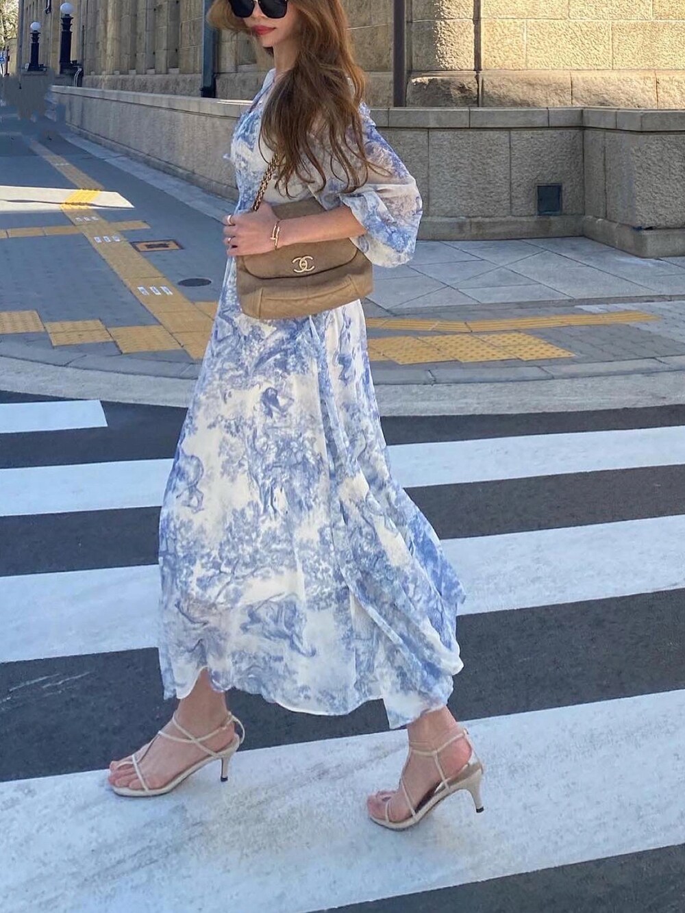 ブルー系のワンピース/ドレス、ホワイト系のサンダル、ゴールド系のショルダーバッグを着用したレディースの春コーディネートの2枚目の写真