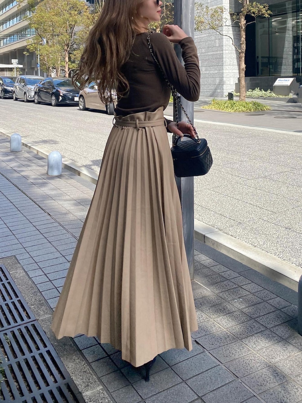 「オトナカジュアル、カジュアル、春夏コーデ、春服みてみて、madder vintage、ベージュ、ロングスカート、プリーツスカート、レザースカート、淡色コーデ、リブニット、きれいめカジュアル、キレイめ、モード、休日スタイル」｜「Madder vintageのアイテム（スカート、ベージュ系）」を使った、Akaneさん（レディース・163cm）の春コーディネートの3枚目の写真