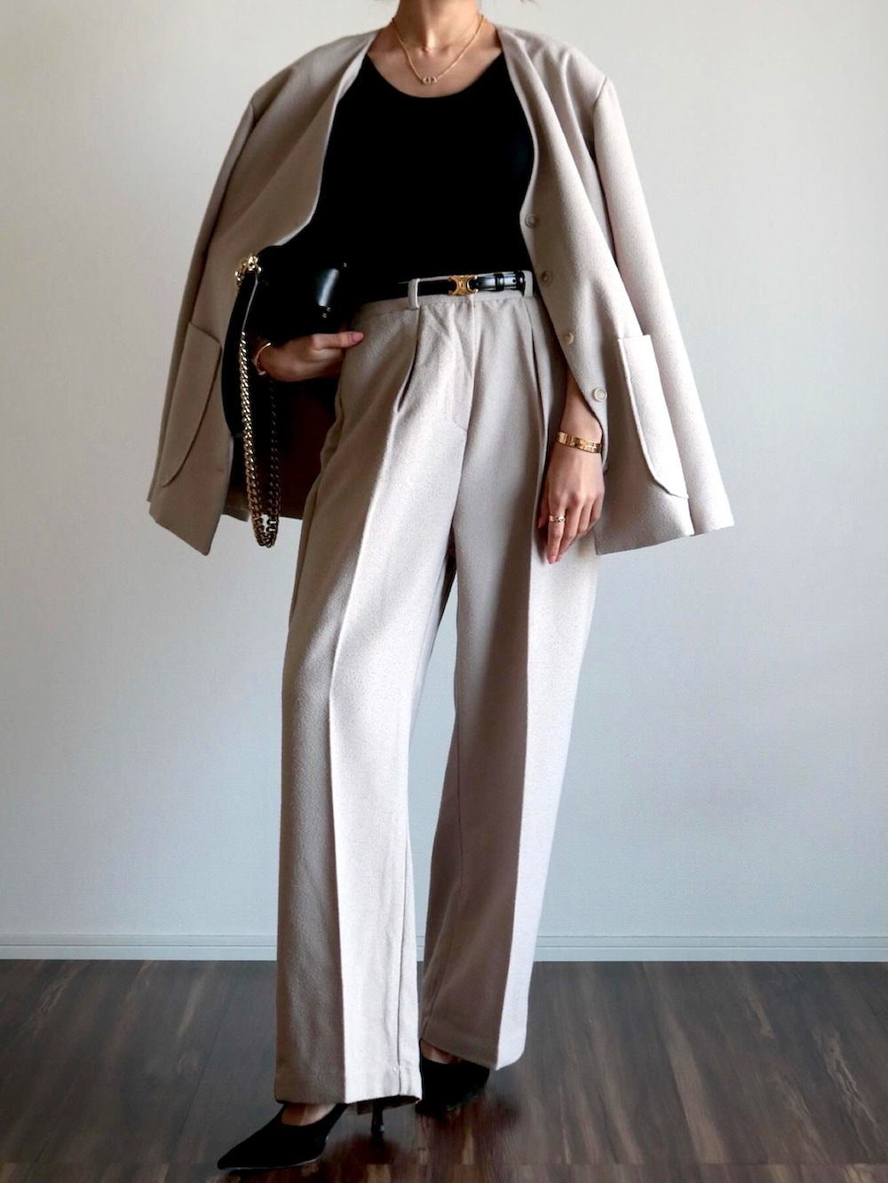 ブラック系のショルダーバッグ、グレー系のセットアップを着用したレディースの春コーディネートの5枚目の写真