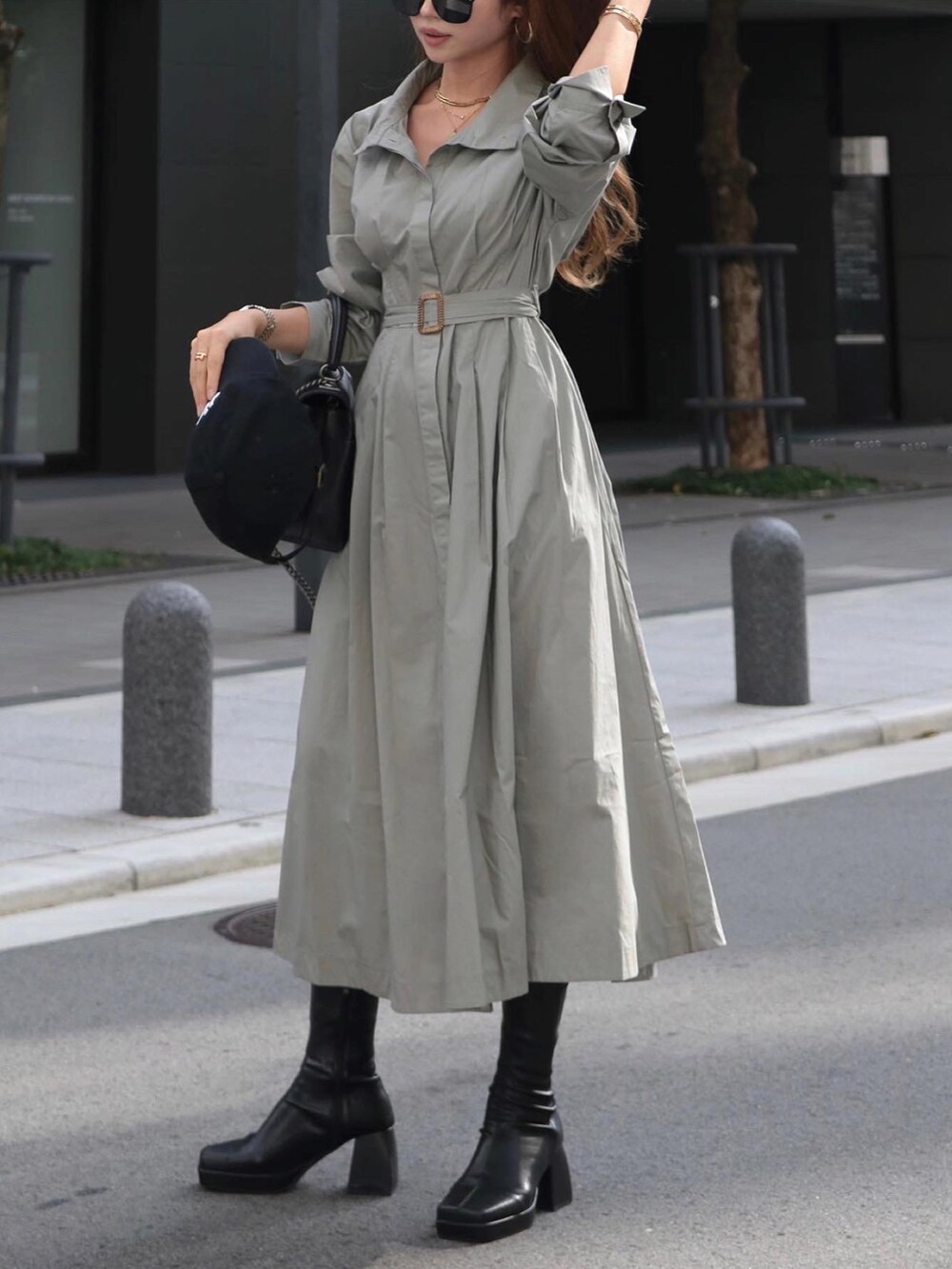 ブラック系のバッグ、その他のワンピース、ブラック系のキャップを着用したレディースの秋コーディネートの3枚目の写真