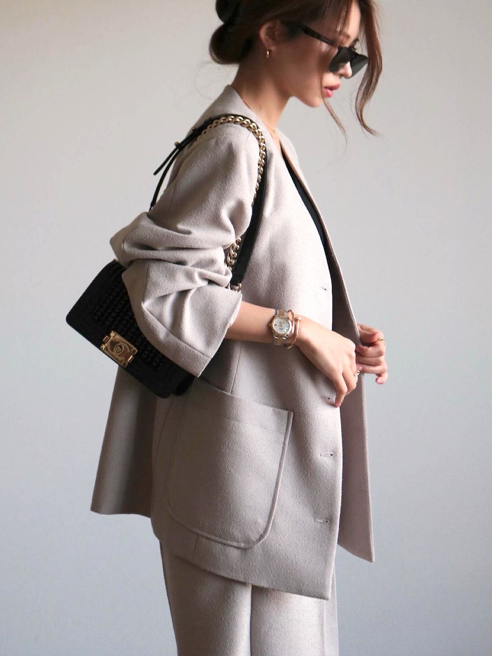 ブラック系のショルダーバッグ、グレー系のセットアップを着用したレディースの春コーディネートの3枚目の写真