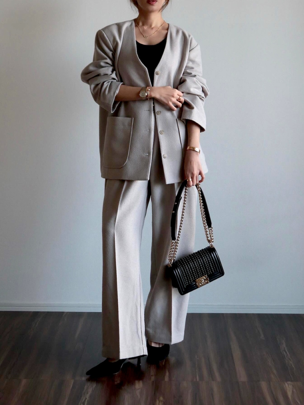 ブラック系のショルダーバッグ、グレー系のセットアップを着用したレディースの春コーディネートの2枚目の写真