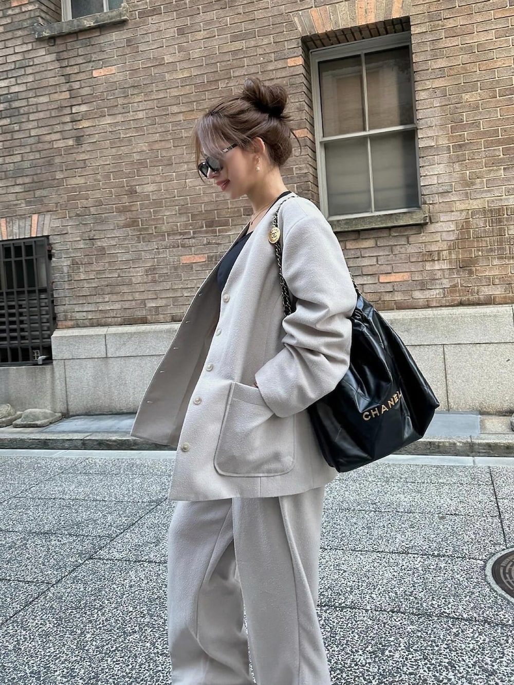 「春のNewスタイル、春、楽チンコーデ、シンプルスタイル、プチプラコーデ、パンツコーデ、大人ファッション、スポーツミックス、madder vintage、SET UP、スニーカー、メンズファッション、オーバーサイズ、スラックス、セットアップ」｜「Madder vintageのアイテム（セットアップ、グレー系）」を使った、Akaneさん（レディース・163cm）の春コーディネートの2枚目の写真